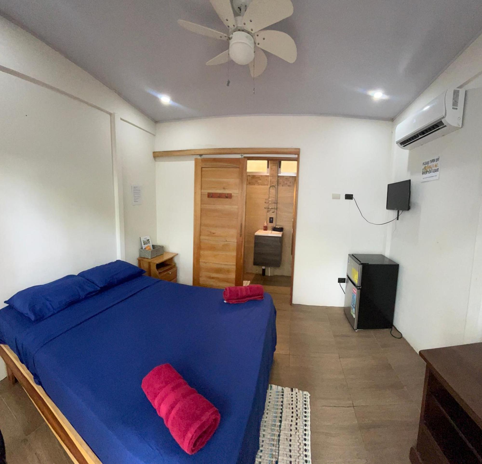 Apartamentos En El Centro De Puerto Viejo Пуэрто-Лимон Экстерьер фото